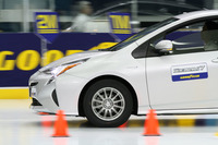 15km/hからのフルブレーキングテスト。「アイスナビ7」では、従来品と比べて氷上ブレーキ性能が7％向上している。