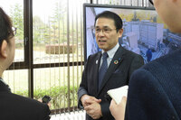 見学会後の懇親にて、報道関係者の質問に答える住友ゴムの山本社長。