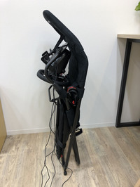 座面が立派すぎる上位モデルとは異なり、「Challenge」は遊び終わったら片づけられるのが美点だ。ハンコンもペダルも装着したままで大丈夫。