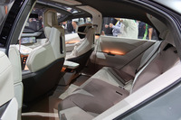 ほった「リアシートの居住性は、ちょっと厳しそうですか？」　
	清水「あくまでショーカーだから。市販版が出てこないとわからないよ」