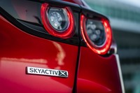リアには「SKYACTIV X」のエンブレムが添えられる。この名は、スカイアクティブGとスカイアクティブDに次ぐ第3のスカイアクティブエンジンとして与えられた。