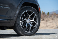 「サミットリザーブ4xe」に装備される、専用デザインの21インチアルミホイール。タイヤサイズは275/45R21で、試乗車には「ピレリPゼロ」が装着されていた。