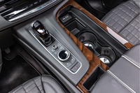 10段ATのシフトセレクターやドライブモードの切り替え機構、インフォテインメントシステムのコントローラーなどはセンターコンソールに配置。多数のUSBポート（Type-A／Type-C）や携帯端末のワイヤレスチャージャーを備えるなど、コネクティビティ―も充実している。