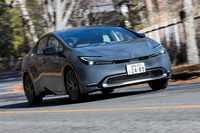 ボンネットとフロントウィンドウがほぼ一直線につながる強烈なウエッジシェイプが見る者を強烈に引きつける。