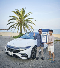 今回のチャレンジで主にステアリングを握った、モータージャーナリストの石井昌道さん（写真中央）と。福岡からスタートした無給電の旅は、静岡県内の海岸がゴールになりました。（関）