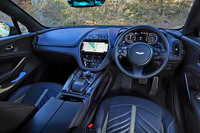 インテリアでは、ベース車の「DBX」からセンターコンソールを刷新。ドライブモードのセレクトスイッチが新設されたことで、インフォテインメントシステムのサブメニューを開かなくとも、走行モードを切り替えられるようになった。近年は異形タイプのステリングホイールを多用するアストンマーティンだが、「DBX」のそれはシンプルな円形だ。