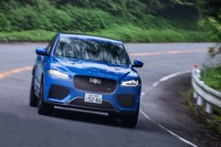 「Fペース」で初となるリアエレクトロニックアクティブディファレンシャル（EAD）を搭載。トルクオンデマンド式四輪駆動システムを採用し、通常走行時は後輪にほぼ100％のトルクを配分するFR的な走りを実現。滑りやすい路面などでは前輪に90％以上のトルクが配分される場合もある。