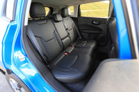 リアシートは、「リミテッド」は40：20：40の3分割可倒式、その他のグレードは60：40の2分割可倒式となっている。