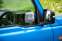 視認性を高めるため、ベルトラインはフロントドアウィンドウの前端部で一段下げられている。