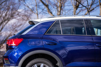 スポーティーなエクステリアデザインも「Tロック」の特徴のひとつ。前傾したCピラーや後方に向けて緩やかに傾斜したルーフ、角度のあるリアウィンドウなどで、クーペライクなフォルムを構築している。