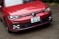 外装では、専用の空力パーツや各部の赤いアクセント、ハニカム模様のラジエーターグリルなどが「GTI」の特徴。新型では片側5灯のLEDフォグランプも目を引くポイントだ。