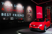 マツダのブースより、webCGサクライが「これがおすすめ！」のコーナーで紹介した「ビジョンXコンパクト」。今回のショーでは、次世代の「魂動デザイン」についても見えてきた感があるので、いずれそれも当連載で取り上げたいと思う。