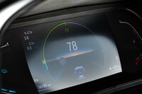 エコ運転で重視したEVモードのインジケーターはスピードメーターの上。長く運転するにつれて表示させるコツが分かってきた。