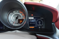 ターボエンジンを搭載する「GTC4ルッソT」。ターボの作動状況は、メーターパネルのインフォメーションディスプレイ（写真右）で確認できる。