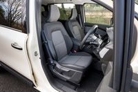 前席のつくりも変わらない。ファブリックと合皮によるシートは長時間ドライブでも疲れにくい優れものだ。