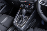 オーソドックスなレバー式のシフトセレクターや、液晶画面と操作ダイヤルを組み合わせたエアコンのコントローラー、鍵盤タイプのスイッチなどは「ルーテシアE-TECHフルハイブリッド」と同一。シフトセレクターのベースパネルにあった「E-TECH」のロゴは省略されている。