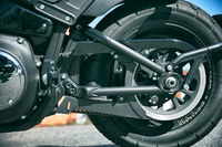 “ファミリー”の移行と新型シャシーの採用により、従来モデルではリアの両サイドにあった後輪用のショックアブソーバーは車体下部に移された。これにより、往年のモデルを思わせる「ハードテールルック」と現代的な運動性能を実現している。