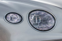 最新のマトリクス技術が用いられたヘッドランプ。内部に施された、クリスタルガラスをモチーフにしたという細かなエッジ加工が目を引く。