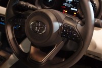 ステアリングホイールの直径は365mm。そのスポーク部には運転支援システムの操作スイッチが配される。