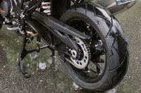 車体については、シャシーを短くしつつスイングアームを長くとることで、コーナリング性能と加速時の走行安定性を高めている。