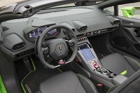 戦闘機のコックピットを思わせる、「ウラカンEVOスパイダー」のインテリア。インストゥルメントパネルの中央にはトグルスイッチが一列に並ぶ。