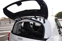 上下分割式テールゲートを採用し、狭い場所での荷物の積みおろしも難なくできる。