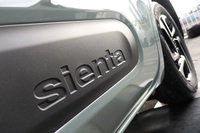 ロングセラーとなった初代「シエンタ」は、一度販売終了となるも、市場の要望から復活を遂げるという数奇なモデルライフを送った。3代目となる新型も、市場に支持されるクルマとなるか。