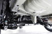 「カローラ クロス」は駆動方式によりリアサスペンションの形式が異なる。FWD車はトーションビーム式（写真）、4WD車はダブルウイッシュボーン式となる。