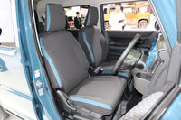 ボディー形状から察するに、肩まわりや頭上まわりのゆとりは、現行モデルより増しているはず。