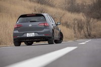 リアまわりでは、ディフューザーがブラックにペイントされるほか、アクラポヴィッチ製のチタンエキゾーストシステムも装備する。