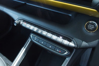 センターコンソール前方に、スイッチ式のシフトセレクターが配置されている。