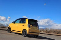 先代モデルでは「ローダウン」として設定されていた、FF車で1545mm、4WD車で1570mmの全高がスタンダードに。ハイルーフ仕様はラインナップから外れた。