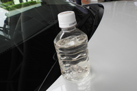 ボンネットに置かれたペットボトルの水面に注目。この機能では、セレクトされた車種に応じて、実際にクルマが振動するのだ。気合を入れるところ間違ってない？　いや、これこそがホンダだ！