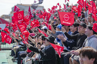 シーズン10の東京大会で日産チームを応援するギャラリー。今シーズンはヤマハがローラとパワートレイン開発および供給に関するテクニカルパートナーシップを締結し、サプライヤーとしてフォーミュラEに参戦している。日本企業の活躍も、レースの見どころのひとつだ。