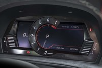 メーターパネルは中央に大型のエンジン回転計を備えた液晶タイプ。レッドゾーンは7000rpmから。