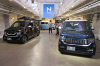 「ホンダN-WGNカスタム」（右）と同車のホンダアクセス用品装着車（左）。