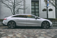 紡錘（ぼうすい）形のフォルムとロングホイールベースは「EQS」の大きな特徴のひとつだ。主に前者はエアロダイナミクスに、後者は後席での快適性に貢献する。