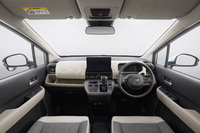 新型「フリード」のインストゥルメントパネル。水平基調でクリーンな視界確保をポイントにデザインされた。センターパネルでは、運転に関する操作スイッチと空調などのスイッチを左右に振り分けて配置している。