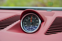 ダッシュボードの上面に備わる時計付きのストップウオッチ。「タルガ4 GTS」には、写真のストップウオッチや走行モード切り替え機構などからなる「スポーツクロノパッケージ」が標準装備される。