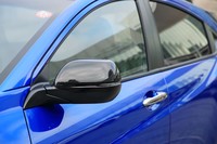 ブラックで塗られたサイドミラーも、外観の特徴のひとつ。