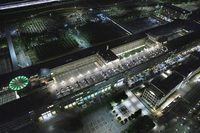 1921年に稼働したトリノのリンゴット工場。その建屋は今日でも残されており、巨大な複合商業施設として利用されている。写真は2019年7月に催された、4代目「フィアット500」の誕生12周年記念イベントの様子。