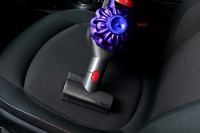 シートの座面などの広いところには「ミニ モーターヘッド」が便利。目に見えていないほこりもグングン吸い込んでいく。