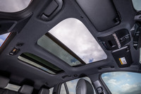 挟み込み防止機能付きのパノラミックスライディングルーフは、22万8000円のオプションアイテム。