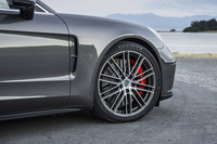 今回のテスト車は、2車種ともにオプションの21インチアルミホイールを装着。タイヤは「ピレリPゼロ」が組み合わされていた。