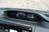 HEVモデルのメーターは「HYBRID」のロゴと青い差し色が特徴で、文字盤の意匠も他のモデルとは異なる。またインフォメーションディスプレイの表示には、モーターのパワーフローが追加されている。