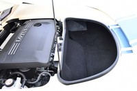 エンジンの後方（写真では右側）には、荷物の積載スペースも確保されている。