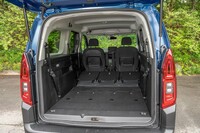 2列目シートをすべて倒したところ。この状態の荷室の床面長は2.23mで、積載容量は1672リッター。