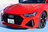 ハニカム構造のグリルや大型エアインレットが与えられた「RS 6アバント」のフロントフェイス。特別な高性能モデルであることをアピールする。