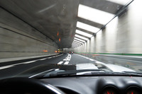 過日撮影した、圏央道 松戸－高谷間のトンネルの図。友よ、1日保険に入っていたとはいえ、試乗と称して他人のクルマを行楽のアシに使い、高速道路をぶっとばす君の神経に乾杯。