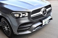 フロントまわりは、ダイヤモンドグリルや大胆なデザインのロワグリルが印象的。顔の基本的な造形は兄弟車であるSUV「GLE」と共通になっている。
